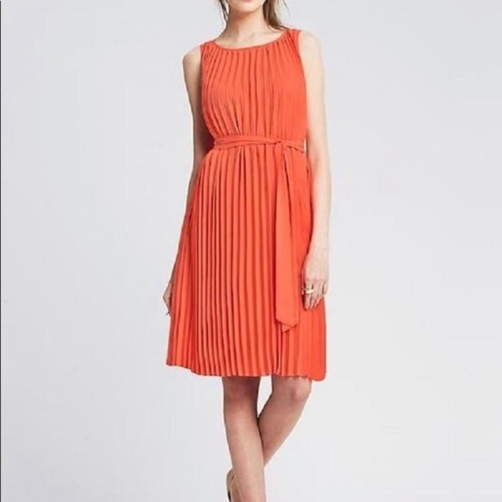 BR Pleated Accordion Shift Dress (NWOT)